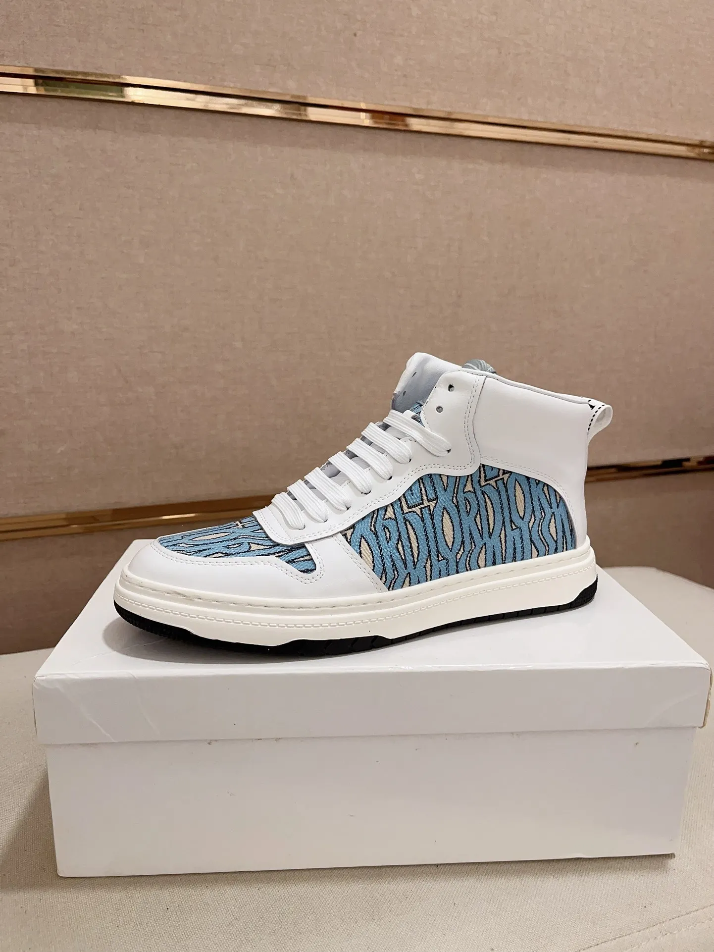 Men's shoes💰 420💰🇮🇹🇮🇹Dior d The new high-tops are on sale at the same time at the counter. The uppers are 🇮🇹 Italian imported first-layer cowhide, and the fully imported sheepskin lining is 💪💪. It is a complete 1⃣️ to 1⃣️ replica 🇮🇹💪💪. ⚠Sole: The original sole is specially provided by the original factory. The exclusive movable molded sole is super comfortable. ⚠Original factory follow-up goods, 🔍🔍high quality, you can enter and exit the counter at will, welcome to compare⚠. Code number:38-44